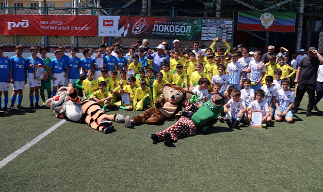 Магомед-Шапи Сулейманов вручил подарки участникам фестиваля в Махачкале