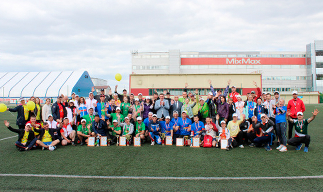 С луком, клюшкой и мячом