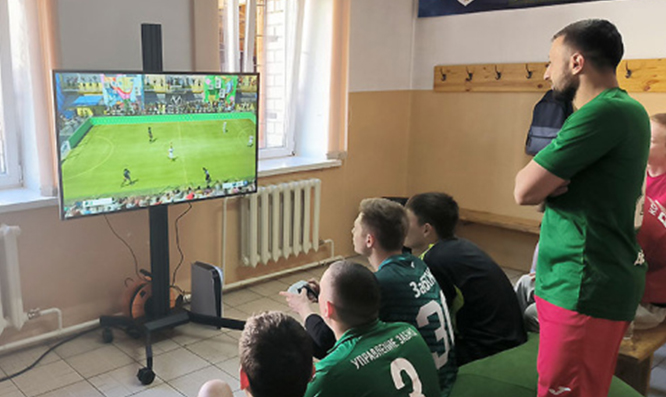 Играли джойстиком и ногами